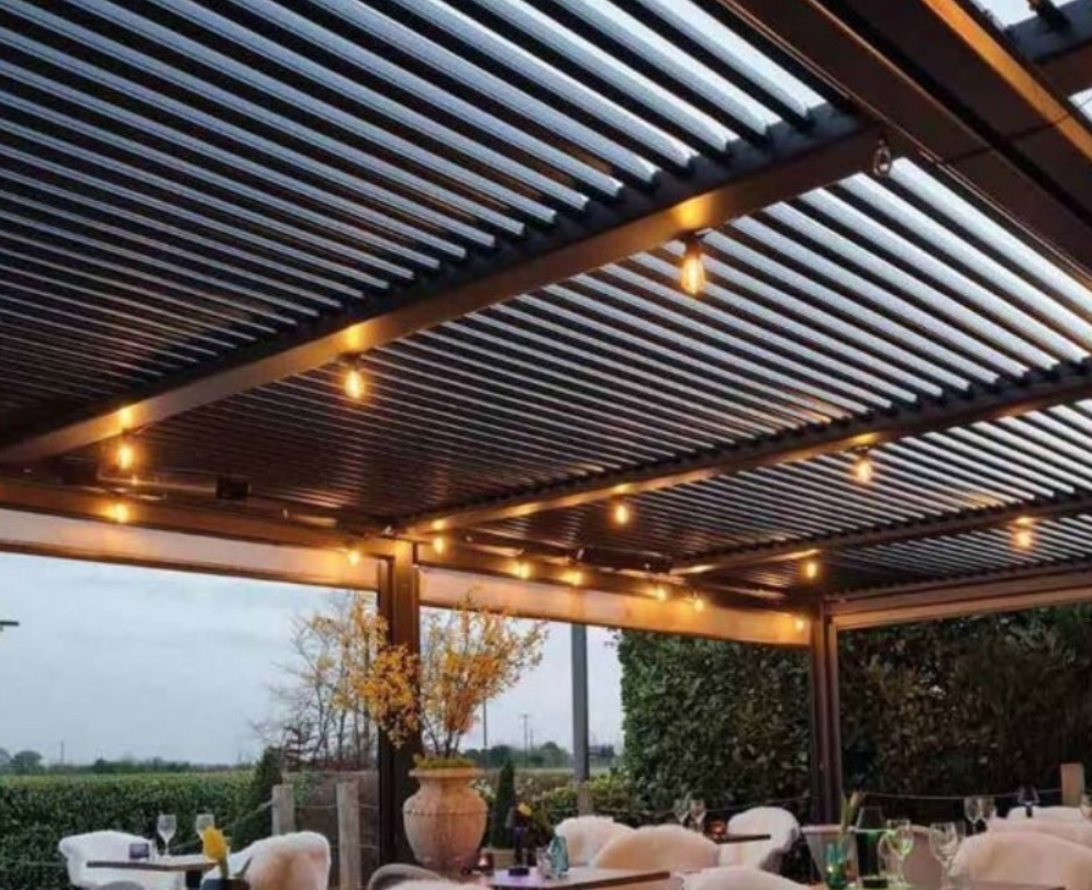 Pergola bioclimatique avec lames inclinables 